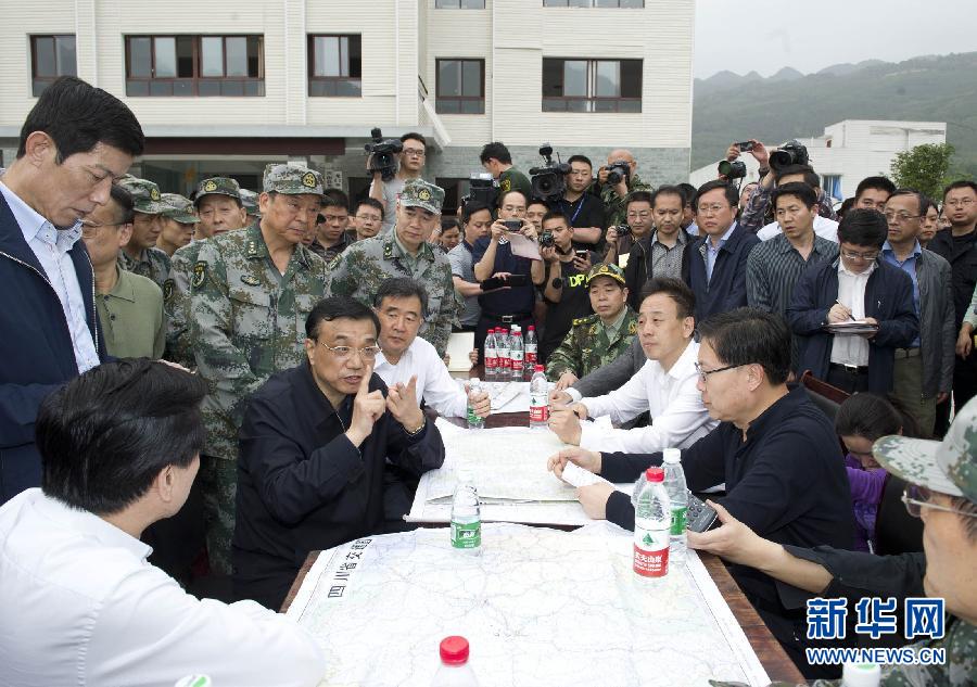   4月20日，中共中央政治局常委、國務院總理李克強抵達四川蘆山地震災區察看災情，部署抗震救災工作。這是李克強在受災嚴重的龍門鄉召開現場會。新華社記者 黃敬文 攝