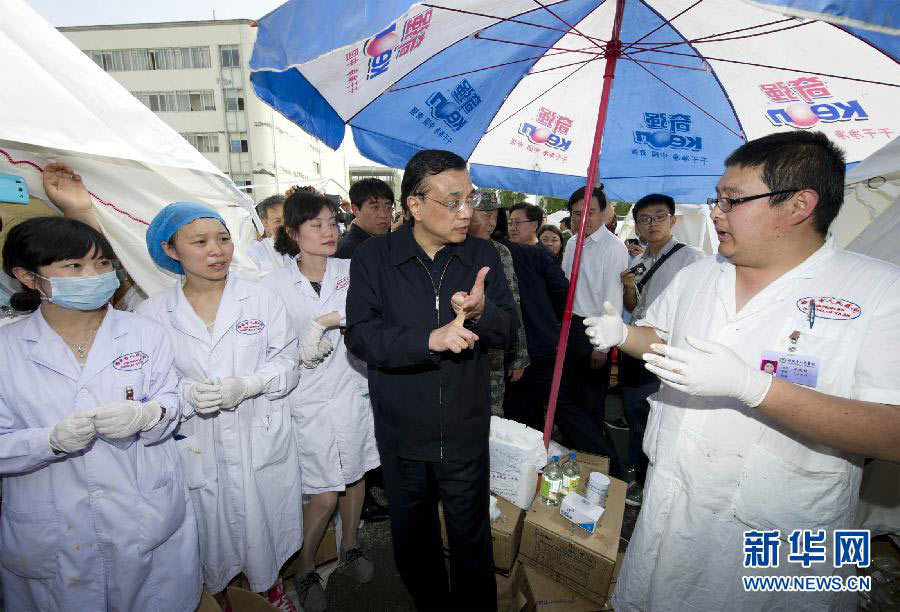    4月20日，中共中央政治局常委、國務院總理李克強抵達四川蘆山地震災區察看災情，部署抗震救災工作。這是李克強在蘆山縣醫院向醫護人員詢問受傷群眾救治情況。新華社記者 黃敬文 攝