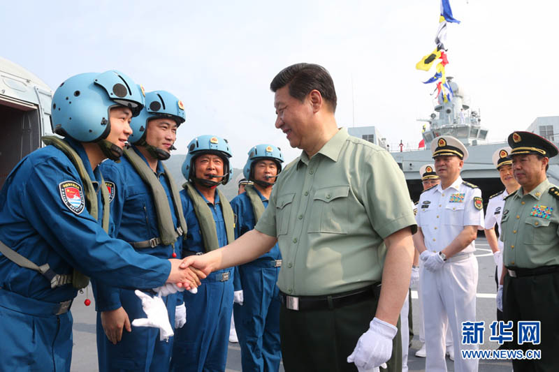 中共中央總書記、國家主席、中央軍委主席習近平在出席博鰲亞洲論壇2013年年會相關活動后，專程來到海軍駐三亞部隊，代表黨中央、中央軍委向官兵們致以誠摯的問候，勉勵大家深入抓好黨的十八大精神學習貫徹，牢記黨在新形勢下的強軍目標，堅定強軍信心，獻身強軍實踐。這是2013年4月9日，習近平在井岡山艦上與艦載直升機飛行員親切握手。新華社記者李剛攝