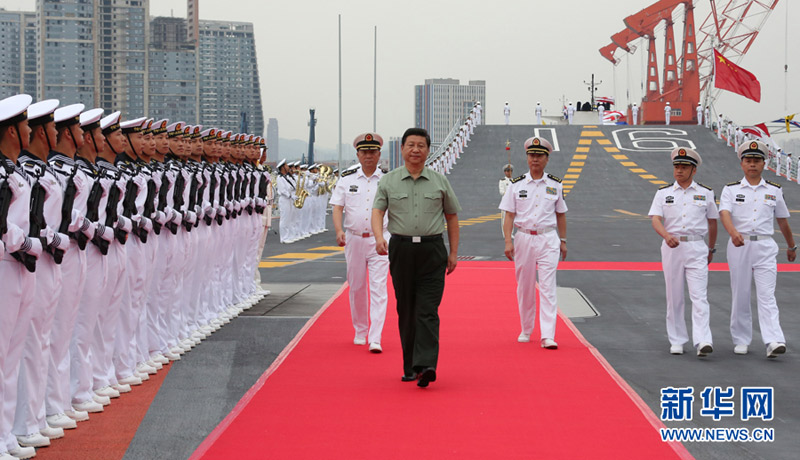 中共中央總書記、國家主席、中央軍委主席習近平在出席十二屆全運會開幕式前夕，專門視察沈陽戰區部隊。2013年8月28日下午，中共中央總書記、國家主席、中央軍委主席習近平檢閱遼寧艦水兵儀仗隊。新華社記者李剛攝