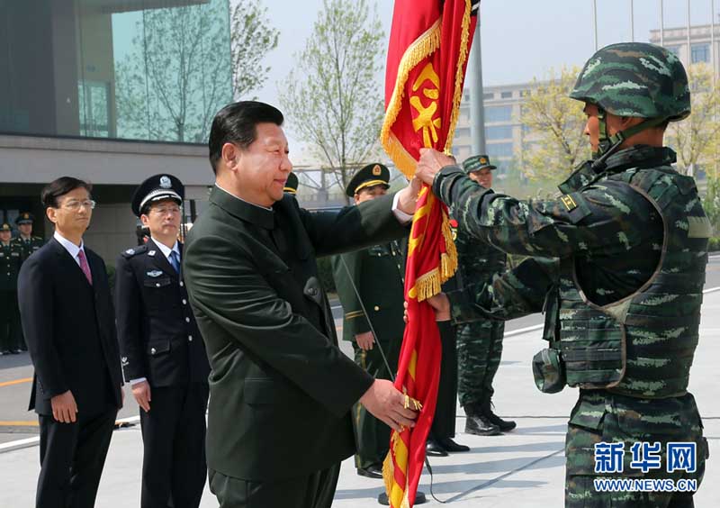 2014年4月9日，中共中央總書記、國家主席、中央軍委主席習近平視察中國人民武裝警察部隊特種警察學院並為“獵鷹突擊隊”授旗。這是習近平將隊旗鄭重授予“獵鷹突擊隊”大隊長。新華社記者 李剛 攝