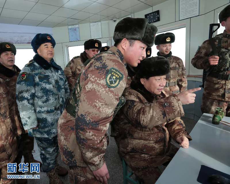 2014年1月26日，馬年春節來臨之際，中共中央總書記、國家主席、中央軍委主席習近平專程來到內蒙古軍區邊防某部，親切看望慰問戍邊官兵。這是1月26日上午，習近平來到內蒙古邊防某團三角山哨所，看望正在執勤的戰士。 新華社記者李剛攝