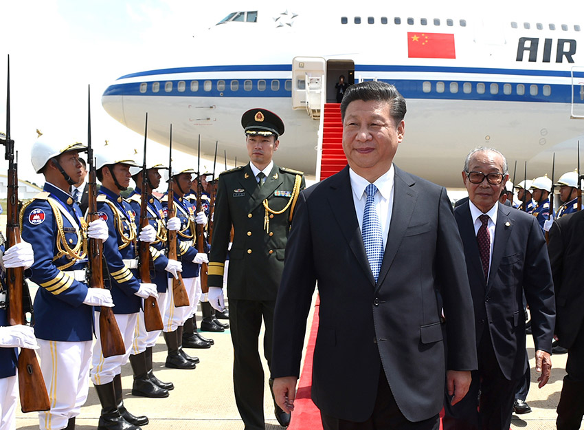 10月13日，國家主席習近平乘專機抵達金邊國際機場，開始對柬埔寨王國進行國事訪問。柬埔寨副首相兼王宮事務大臣貢桑奧親王和夏卡朋親王、阿倫公主等在舷梯旁熱情迎接習近平主席。新華社記者　謝環馳　攝