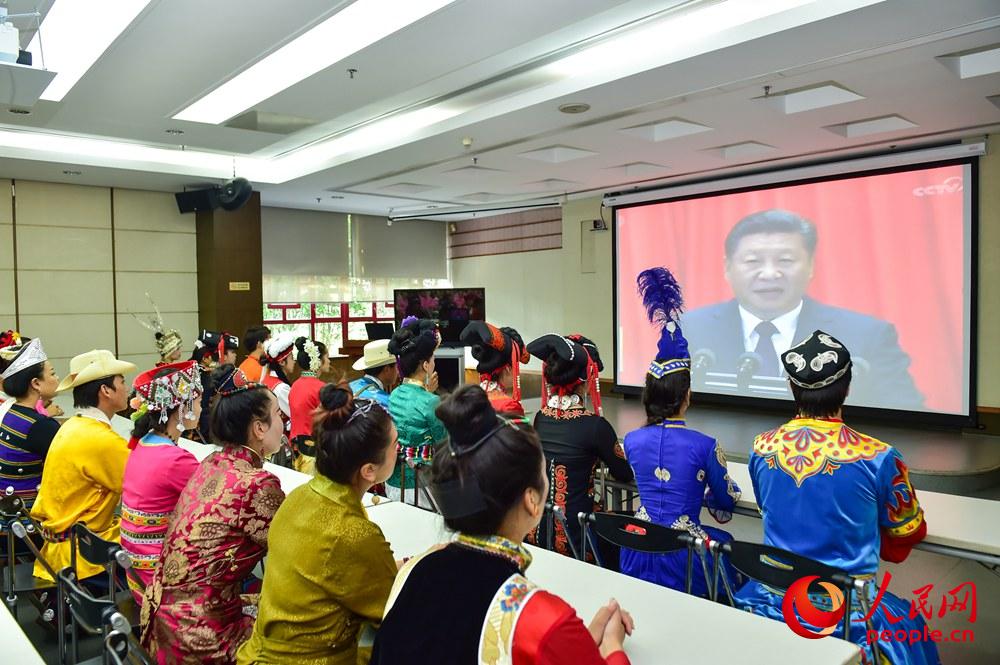 10月18日上午，深圳錦繡中華民俗村少數民族群眾觀看十九大開幕會直播。人民網韋旋 攝