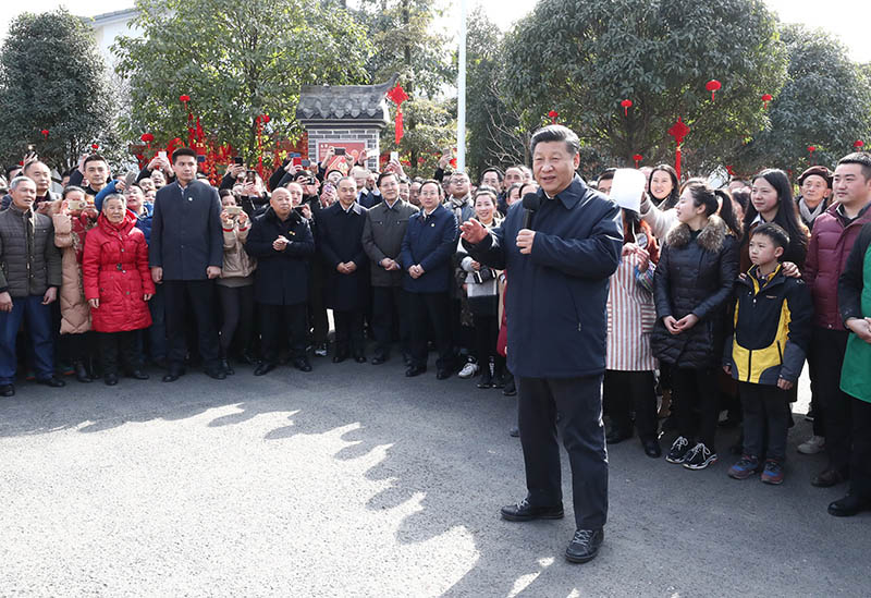 這是2月12日上午，習近平在成都市郫都區戰旗村考察時向群眾拜年，祝願全國各族人民新春快樂、闔家幸福。 新華社記者 鞠鵬 攝