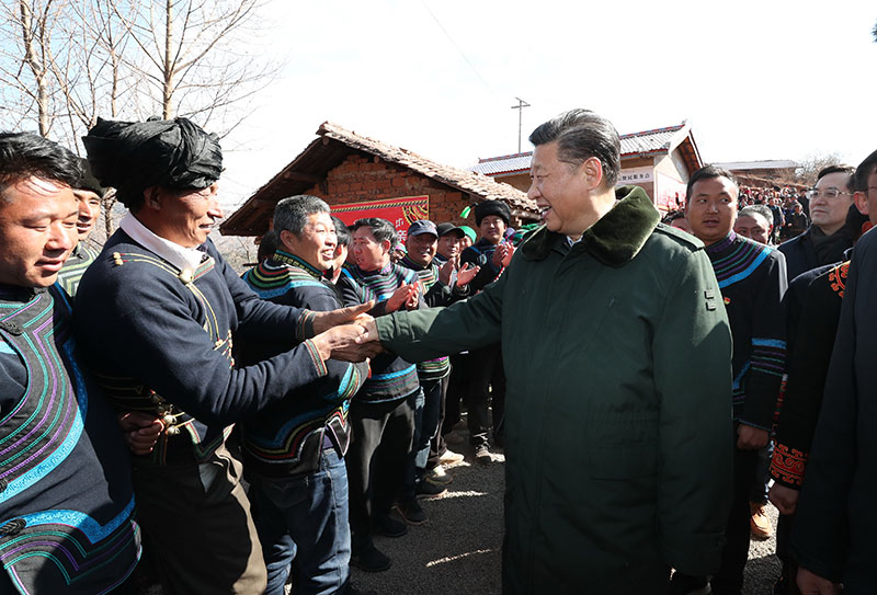 這是2月11日上午，習近平在涼山彝族自治州昭覺縣三岔河鄉三河村看望慰問全村群眾。 新華社記者 謝環馳 攝