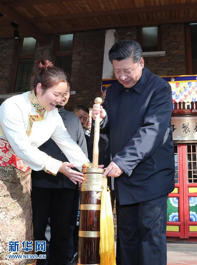 2月12日，中共中央總書記、國家主席、中央軍委主席習近平在四川考察。這是習近平在汶川縣映秀鎮考察時，親自操作打酥油茶。 新華社記者鞠鵬 攝