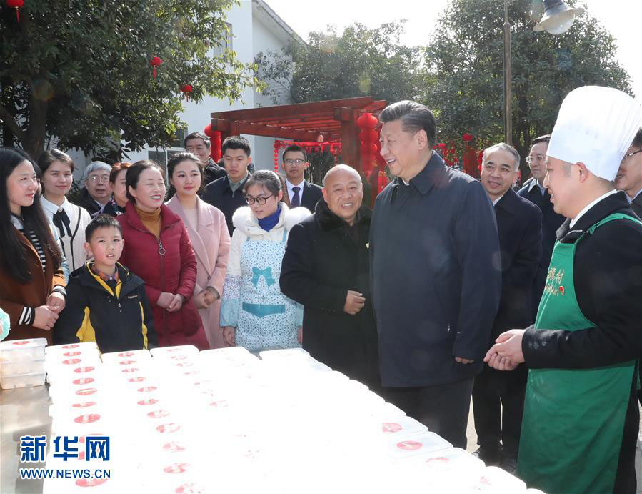 2月12日，中共中央總書記、國家主席、中央軍委主席習近平在四川考察。這是習近平在成都市郫都區唐昌街道戰旗村同當地群眾親切交談。新華社記者 謝環馳 攝