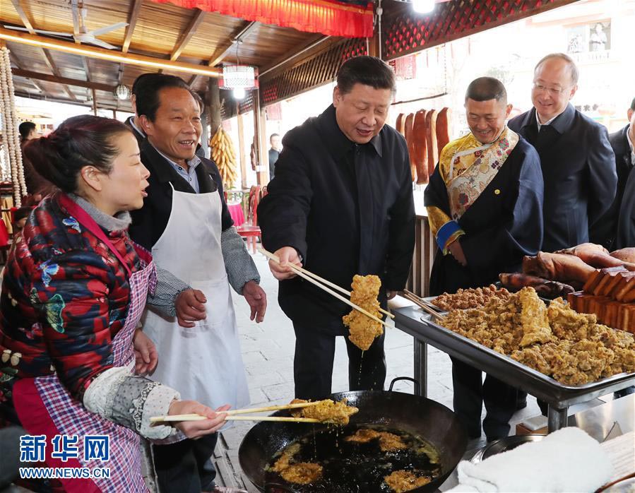 2月12日，中共中央總書記、國家主席、中央軍委主席習近平在四川考察。這是習近平在汶川縣映秀鎮考察時，在村民開辦的飯店體驗炸酥肉。新華社記者 鞠鵬 攝