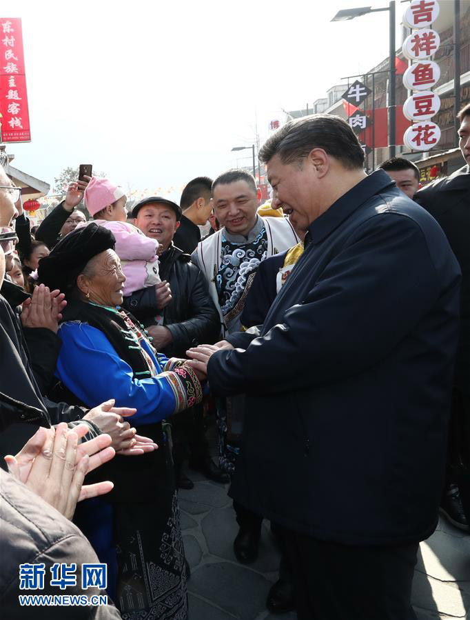 2月12日，中共中央總書記、國家主席、中央軍委主席習近平在四川考察。這是習近平在汶川縣映秀鎮考察時，同當地群眾親切交談。 新華社記者鞠鵬 攝