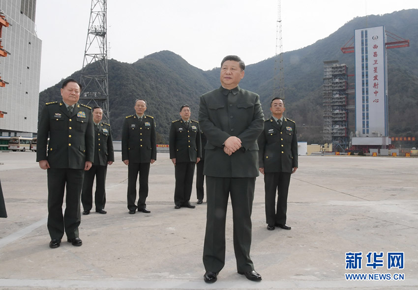 2月10日，中共中央總書記、國家主席、中央軍委主席習近平來到駐四川部隊某基地，深入發射工位和技術廠房，看望慰問部隊官兵，代表黨中央和中央軍委，向全體解放軍指戰員、武警部隊官兵、民兵預備役人員致以誠摯問候和新春祝福。這是習近平來到某基地發射場聽取情況匯報。新華社記者李剛攝