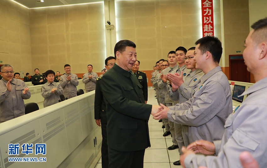 2月10日，中共中央總書記、國家主席、中央軍委主席習近平來到駐四川部隊某基地，深入發射工位和技術廠房，看望慰問部隊官兵，代表黨中央和中央軍委，向全體解放軍指戰員、武警部隊官兵、民兵預備役人員致以誠摯問候和新春祝福。這是習近平同科技人員親切交談，詢問他們的科研工作和生活情況。新華社記者李剛攝