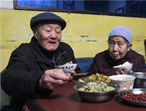 張富清和老伴在家裡吃晚飯