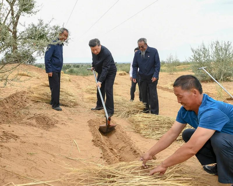 2019年8月21日，習近平來到甘肅省武威市古浪縣八步沙林場，實地察看當地治沙造林、生態保護等情況。新華社記者 謝環馳 攝