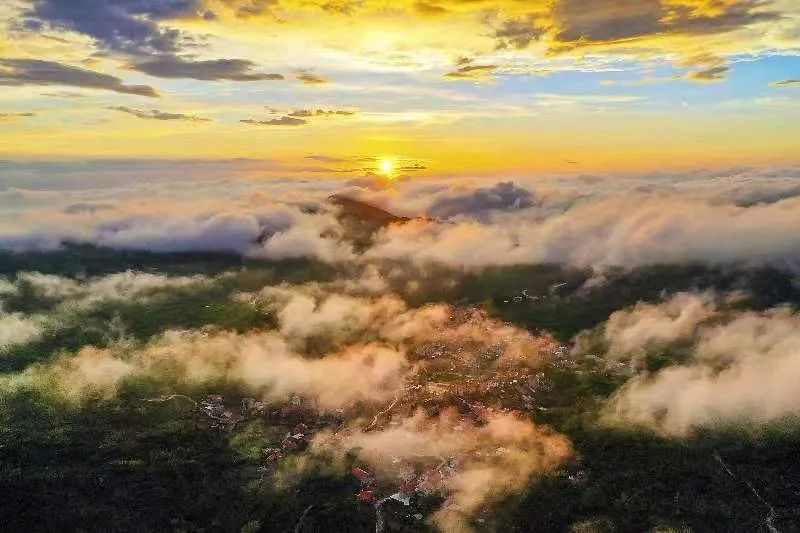 圖為雲霧繚繞的軍營村，群山盡翠，紅瓦掩映。廈門市委宣傳部供圖