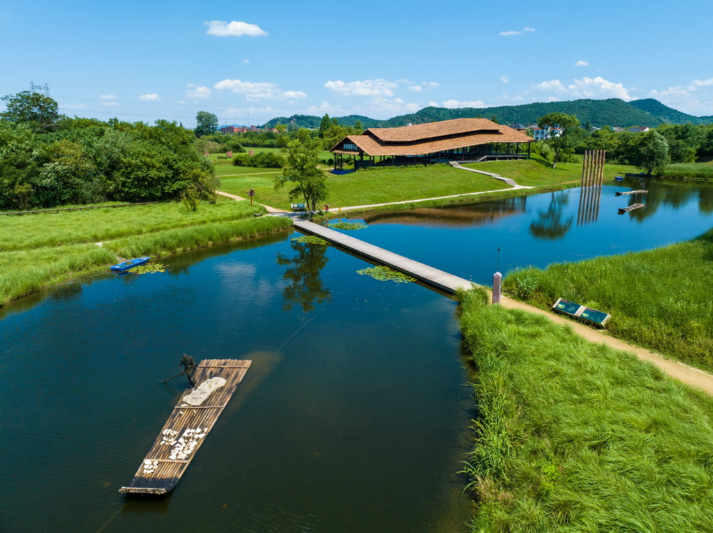 2024年7月4日拍攝的杭州良渚古城遺址公園南城牆遺址展示點（無人機照片）。新華社記者 江漢 攝