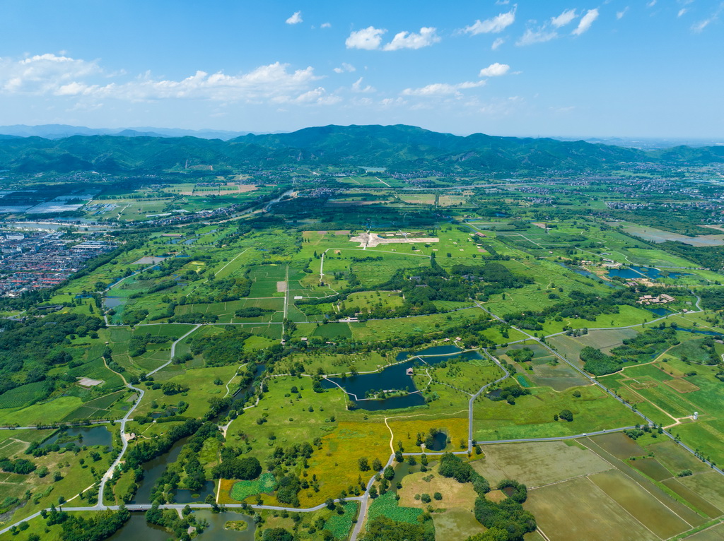 2024年7月4日拍攝的杭州良渚古城遺址公園全景（無人機照片）。新華社記者 江漢 攝