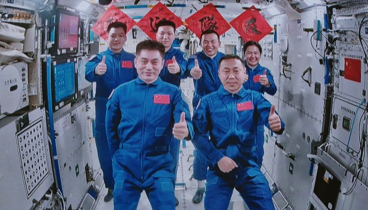 逐梦太空 接续奋斗2024年10月30日，神舟十九号载人飞船发射成功，6名航天员在中国空间站再度“会师”。习近平总书记指出，“建设航天强国要靠一代代人接续奋斗”，强调大力弘扬载人航天精神。21年间，我国已有24名航天员进入太空，载人航天事业实现了跨越式发展，取得了举世瞩目的成就。